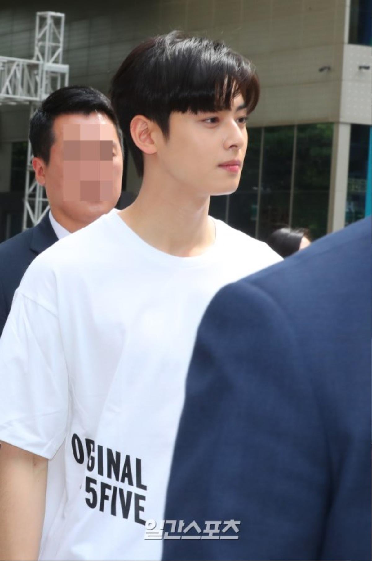 Đến cả đàn ông Hàn Quốc cũng phải điêu đứng trước Cha Eun Woo (ASTRO): 'Cậu ấy có phải con người?' Ảnh 1