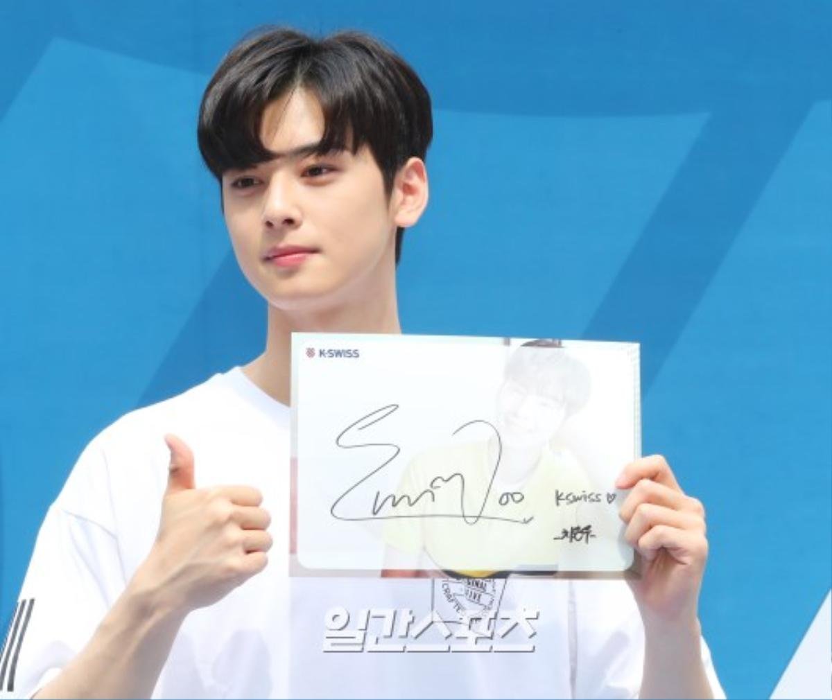 Đến cả đàn ông Hàn Quốc cũng phải điêu đứng trước Cha Eun Woo (ASTRO): 'Cậu ấy có phải con người?' Ảnh 2