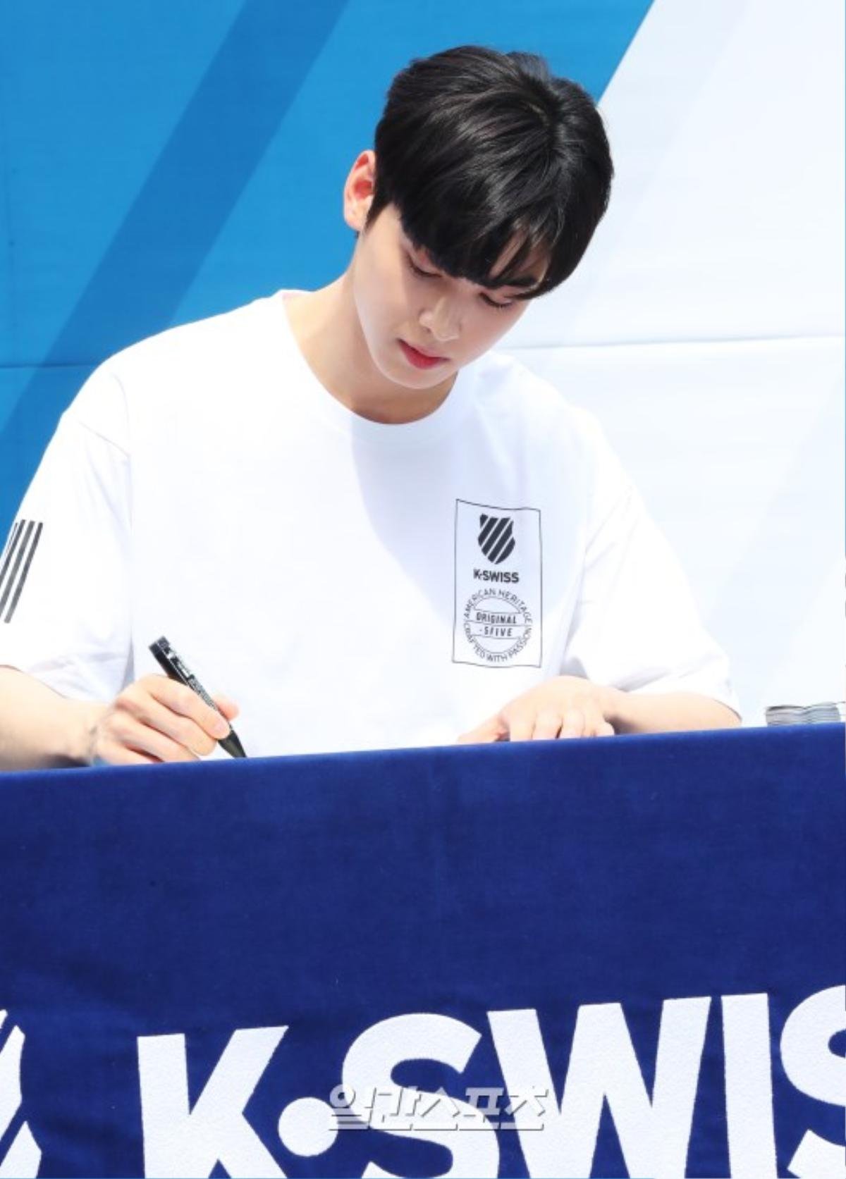 Đến cả đàn ông Hàn Quốc cũng phải điêu đứng trước Cha Eun Woo (ASTRO): 'Cậu ấy có phải con người?' Ảnh 10