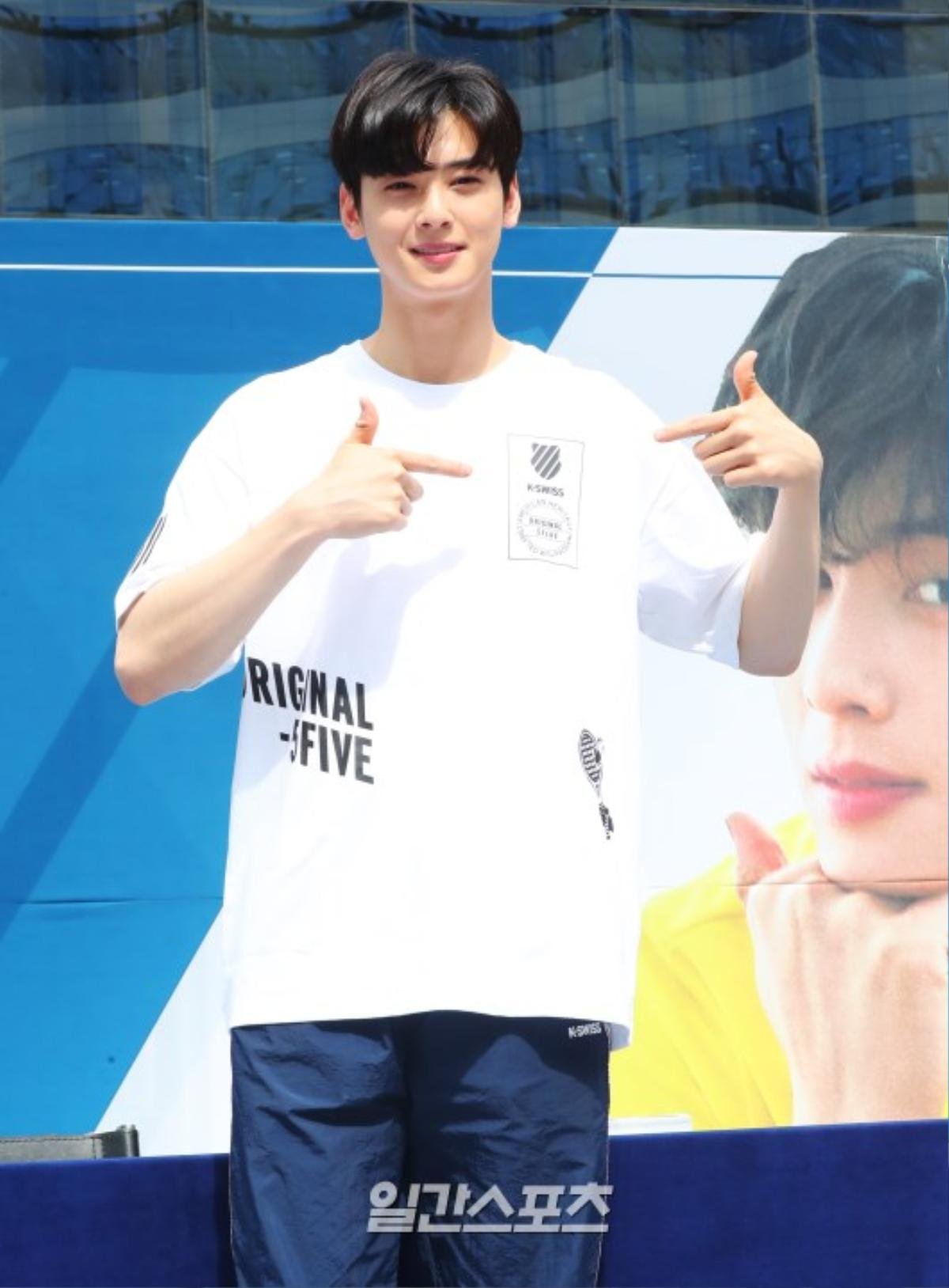 Đến cả đàn ông Hàn Quốc cũng phải điêu đứng trước Cha Eun Woo (ASTRO): 'Cậu ấy có phải con người?' Ảnh 8