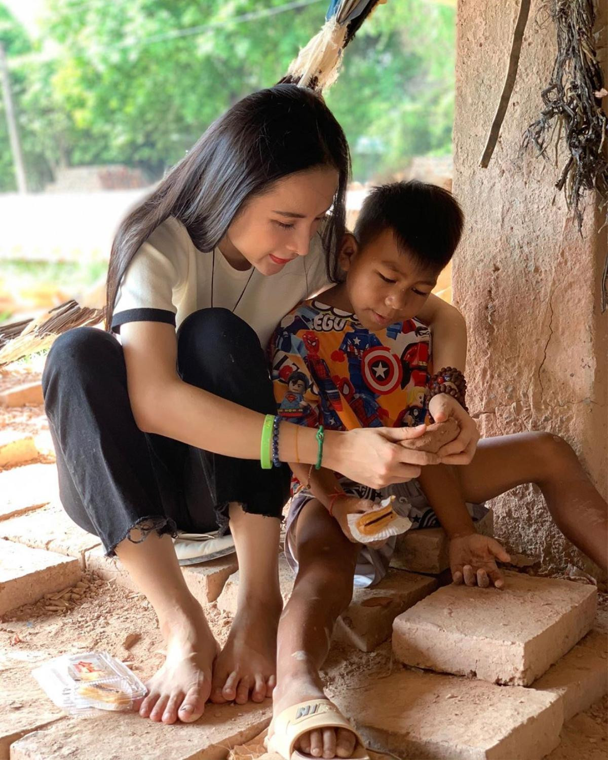 Hà Tăng diện áo dài xuyên thấu cùng yếm lót, fan 'nhao nhao' chê già Ảnh 5