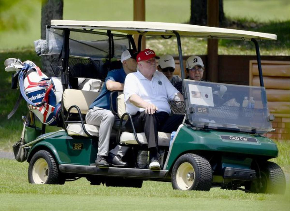 Tổng thống Trump chụp ảnh 'tự sướng' cùng Thủ tướng Nhật Bản trên sân golf Ảnh 10