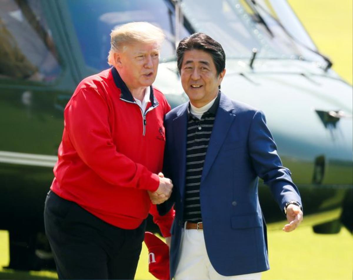 Tổng thống Trump chụp ảnh 'tự sướng' cùng Thủ tướng Nhật Bản trên sân golf Ảnh 2