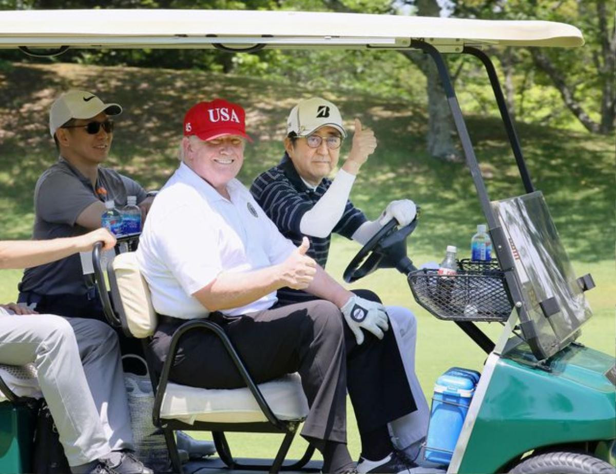 Tổng thống Trump chụp ảnh 'tự sướng' cùng Thủ tướng Nhật Bản trên sân golf Ảnh 3