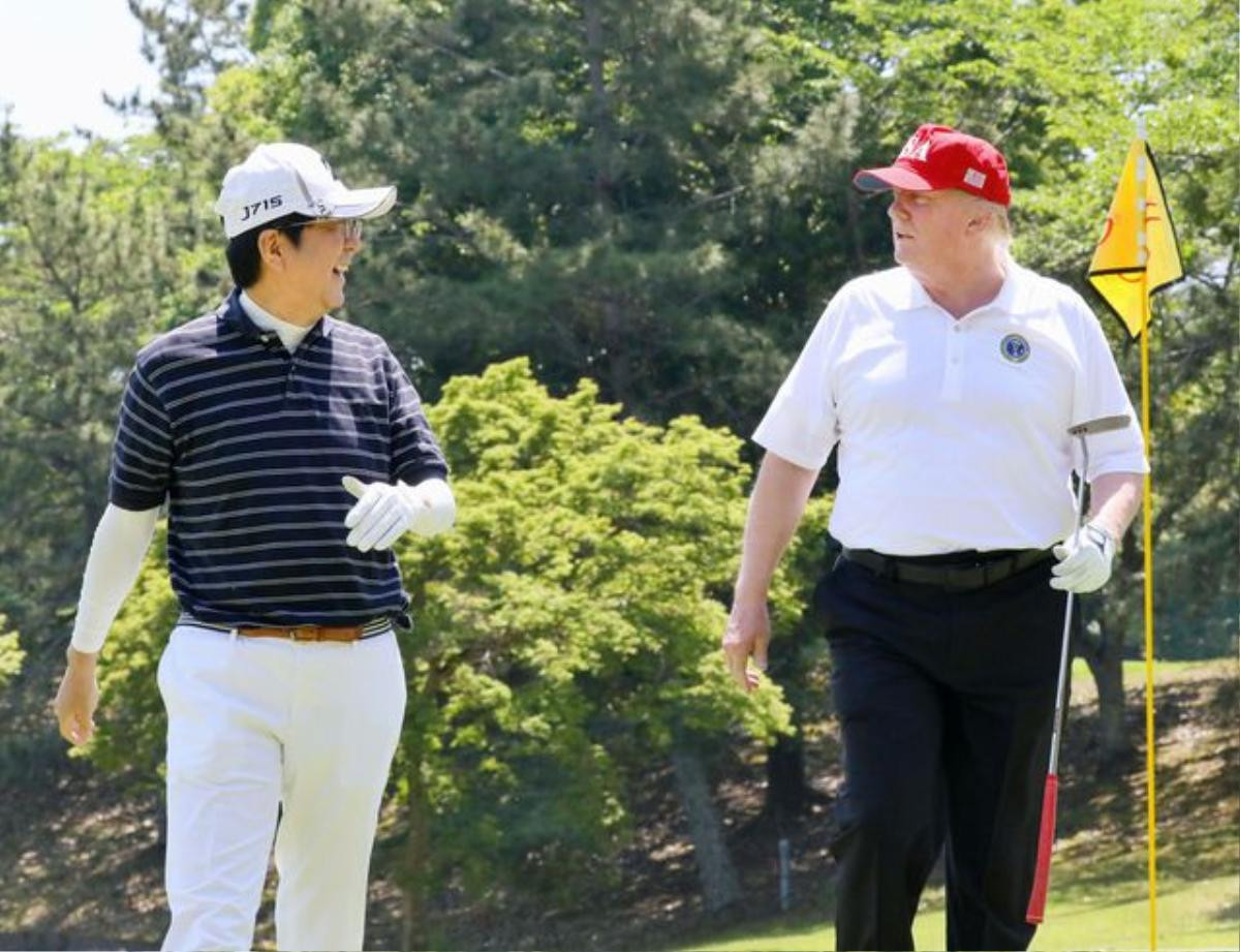 Tổng thống Trump chụp ảnh 'tự sướng' cùng Thủ tướng Nhật Bản trên sân golf Ảnh 5