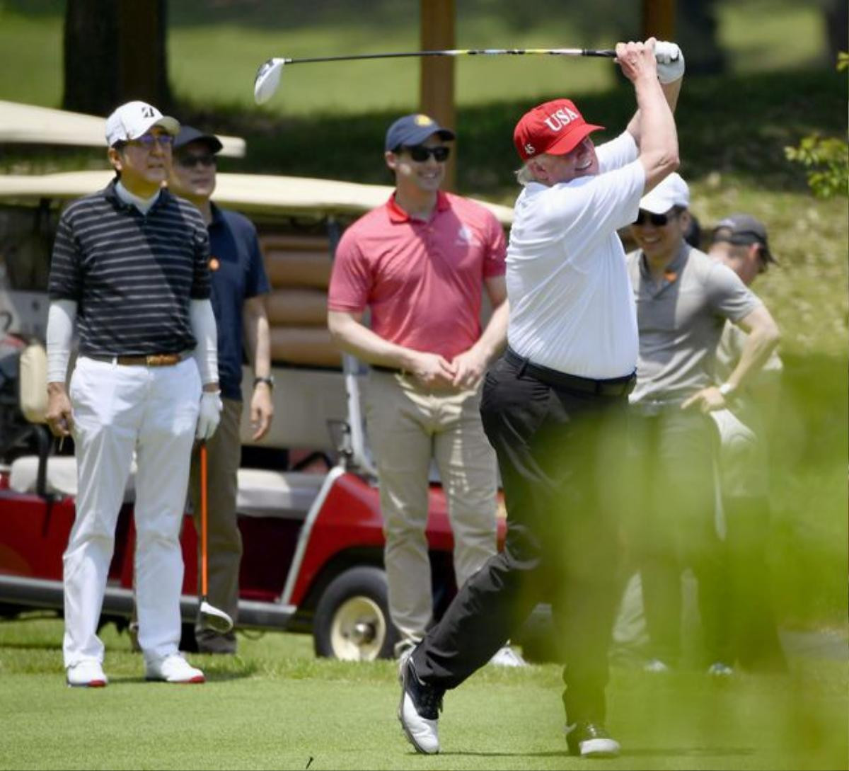 Tổng thống Trump chụp ảnh 'tự sướng' cùng Thủ tướng Nhật Bản trên sân golf Ảnh 6