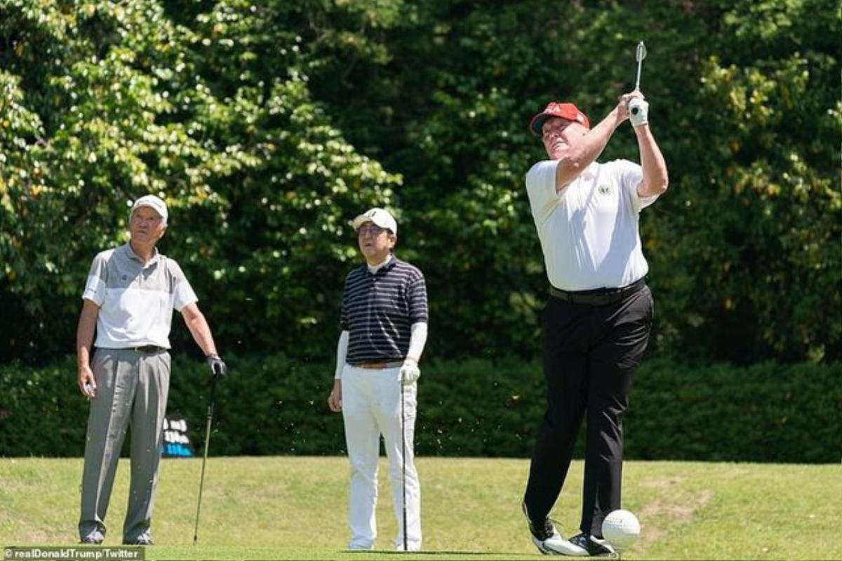 Tổng thống Trump chụp ảnh 'tự sướng' cùng Thủ tướng Nhật Bản trên sân golf Ảnh 7