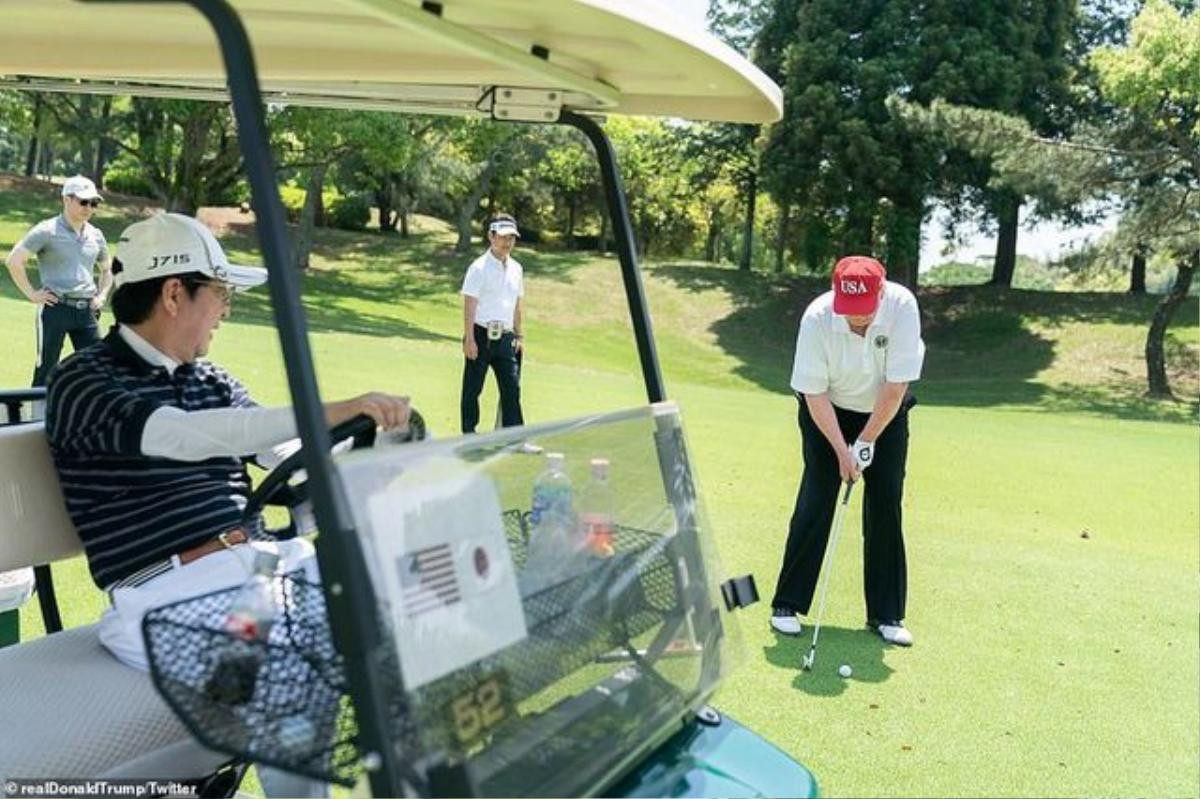 Tổng thống Trump chụp ảnh 'tự sướng' cùng Thủ tướng Nhật Bản trên sân golf Ảnh 8