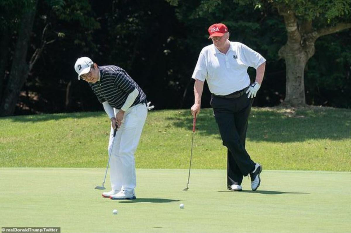 Tổng thống Trump chụp ảnh 'tự sướng' cùng Thủ tướng Nhật Bản trên sân golf Ảnh 9