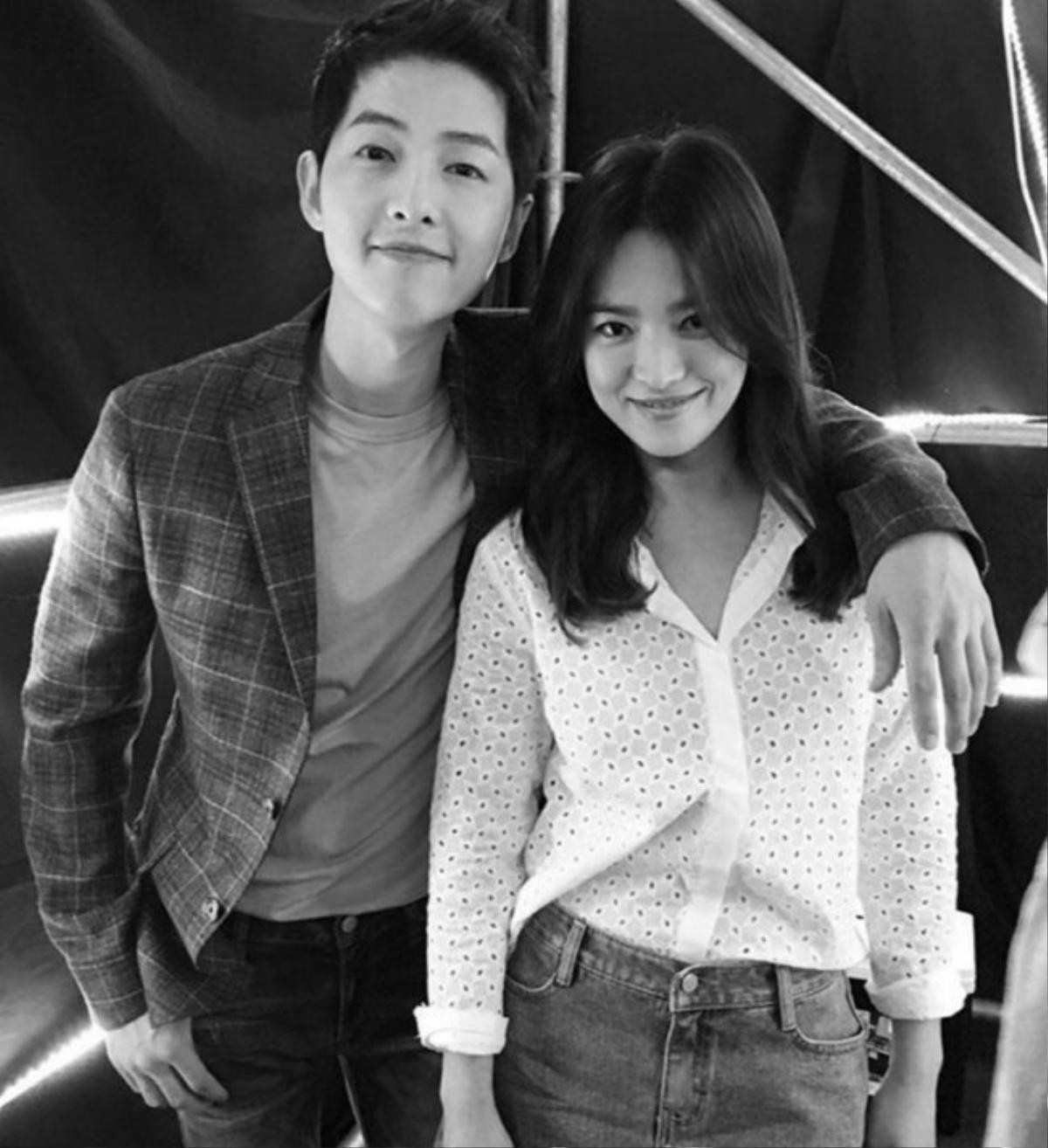 Giữa thời điểm tin đồn li hôn, Song Hye Kyo và Song Joong Ki lại diện đồ đôi như thế này Ảnh 3