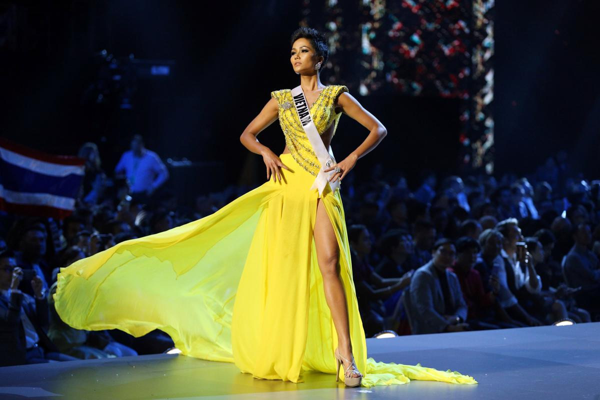 Hoàng Thùy tập catwalk cùng bậc thầy Philippines, chuẩn bị 'càn quét' sàn diễn Miss Universe 2019 Ảnh 3