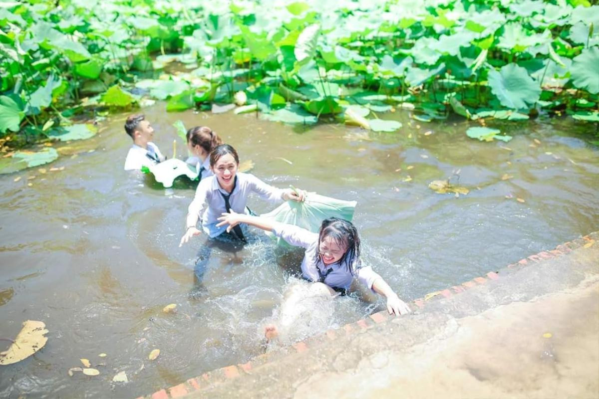 Tổng kết năm học theo cách lầy lội: Học sinh kéo nhau, ném cả bạn xuống ao sen tắm cho mát Ảnh 6