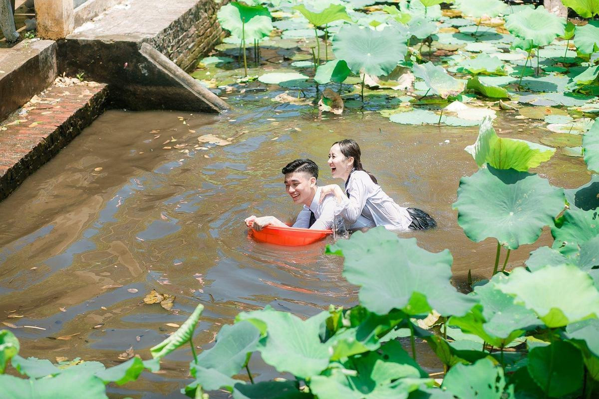 Tổng kết năm học theo cách lầy lội: Học sinh kéo nhau, ném cả bạn xuống ao sen tắm cho mát Ảnh 3