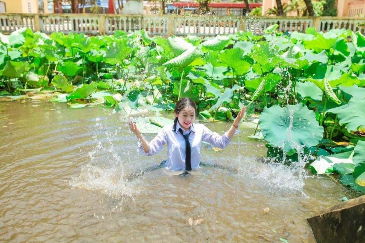 Tổng kết năm học theo cách lầy lội: Học sinh kéo nhau, ném cả bạn xuống ao sen tắm cho mát Ảnh 8