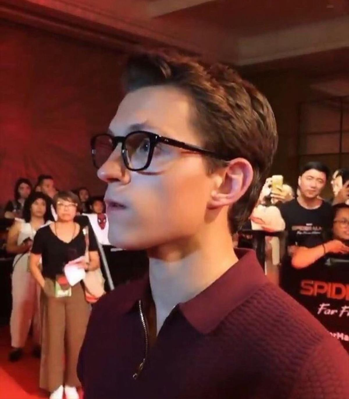 Cận cảnh nhan sắc Tom Holland tại fan-event ở Bali, biểu cảm siêu đáng yêu khi lỡ miệng spoil phỉm Ảnh 1