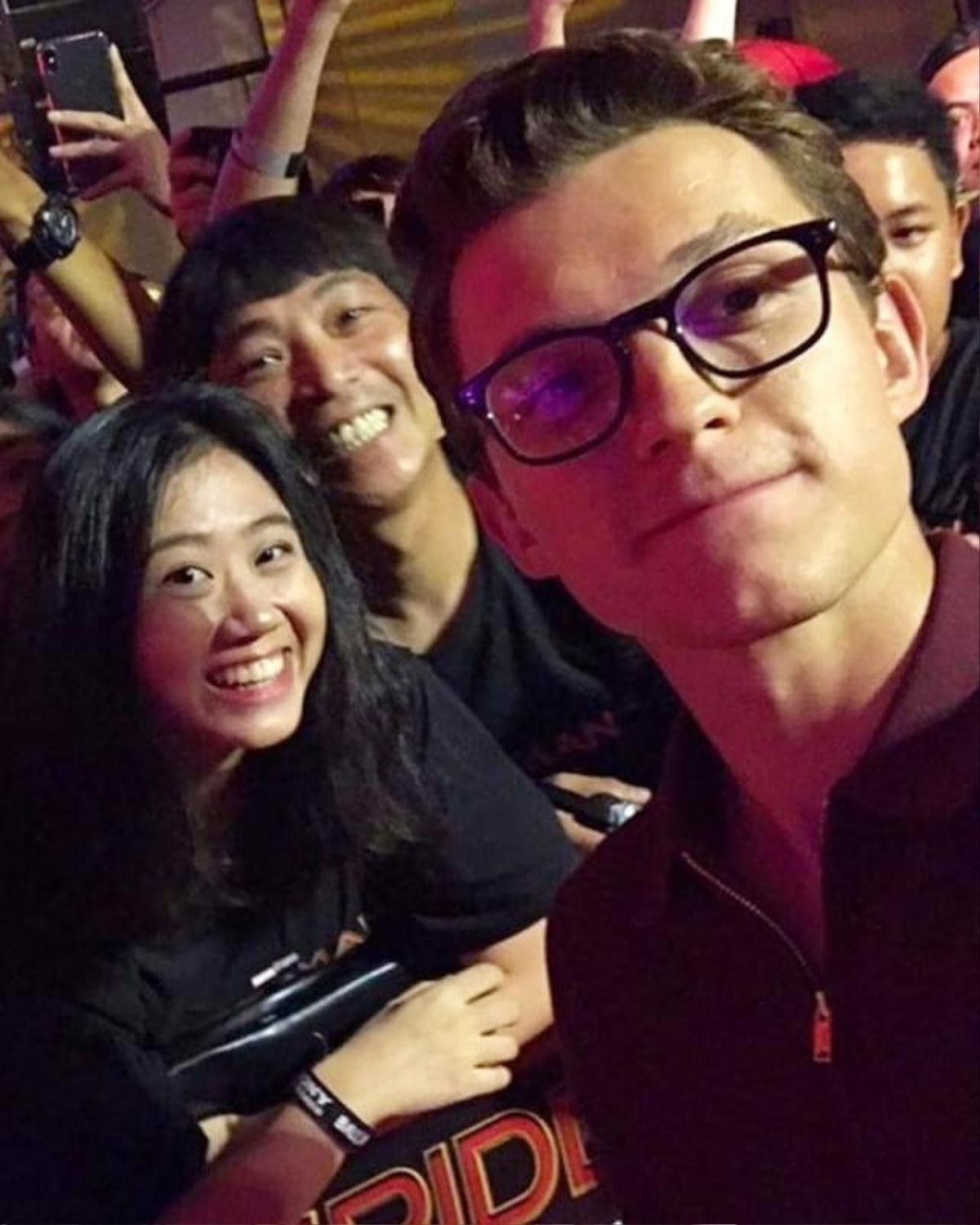 Cận cảnh nhan sắc Tom Holland tại fan-event ở Bali, biểu cảm siêu đáng yêu khi lỡ miệng spoil phỉm Ảnh 6