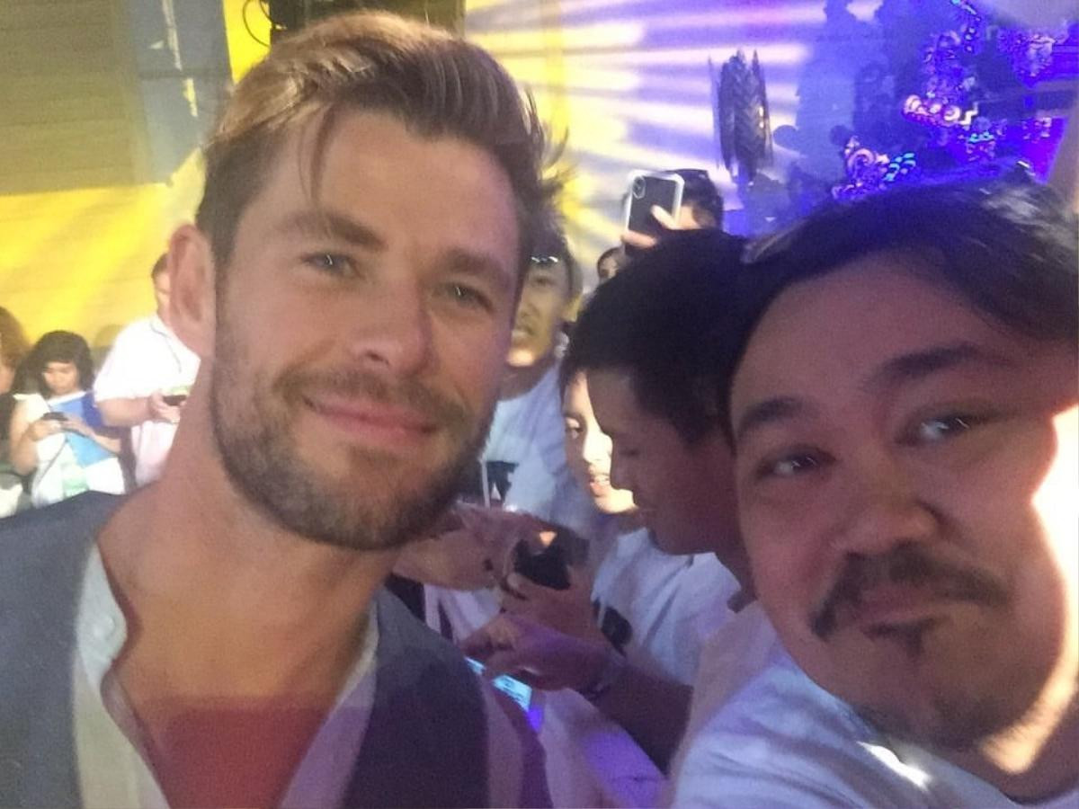 Chris Hemsworth nhiệt tình chụp ảnh với fan tại Bali, tự tin nói tiếng Indonesia Ảnh 18