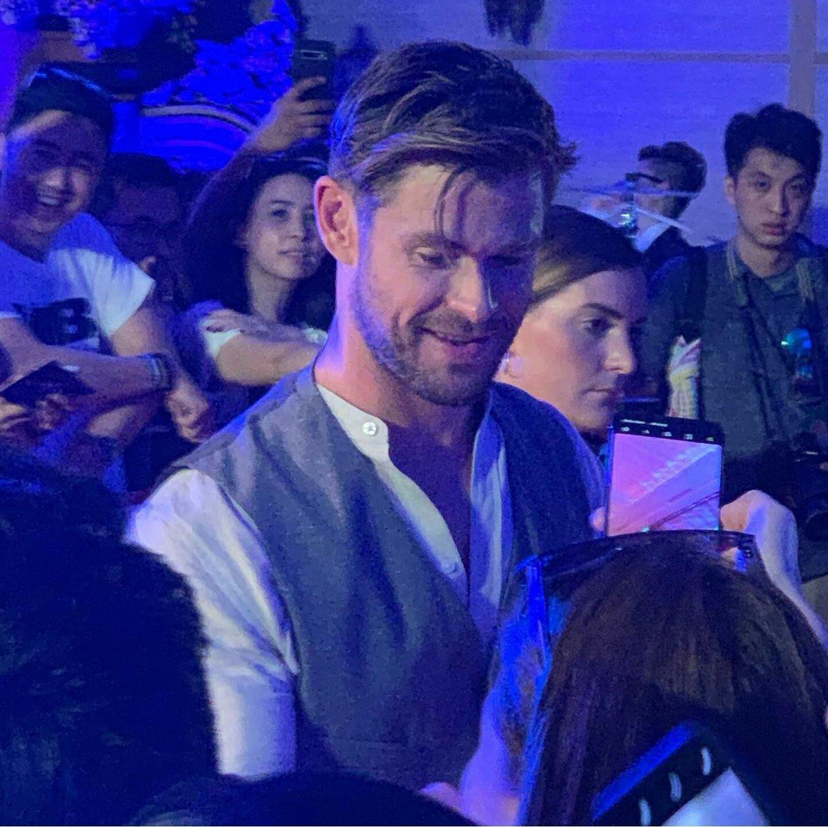 Chris Hemsworth nhiệt tình chụp ảnh với fan tại Bali, tự tin nói tiếng Indonesia Ảnh 17