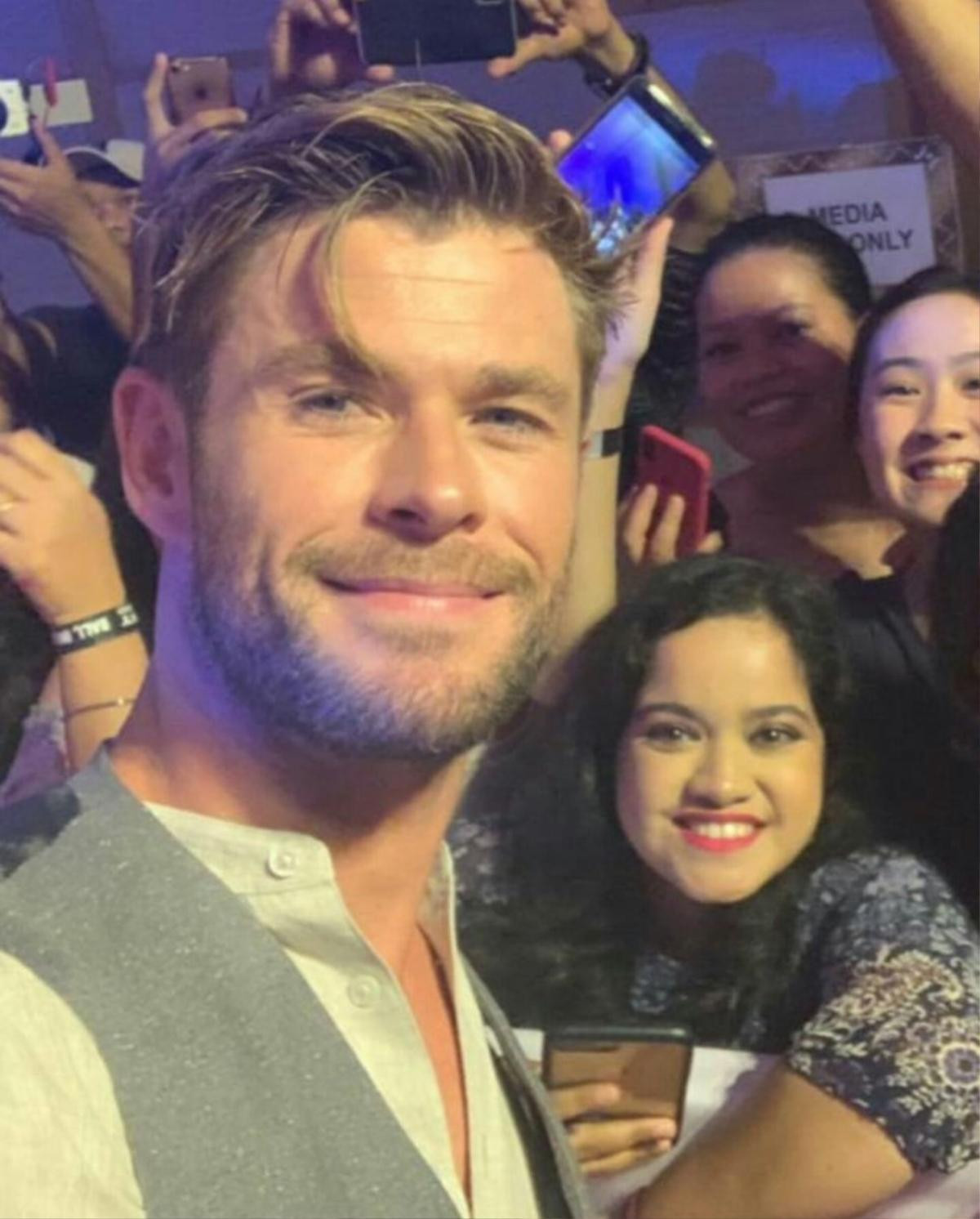 Chris Hemsworth nhiệt tình chụp ảnh với fan tại Bali, tự tin nói tiếng Indonesia Ảnh 9