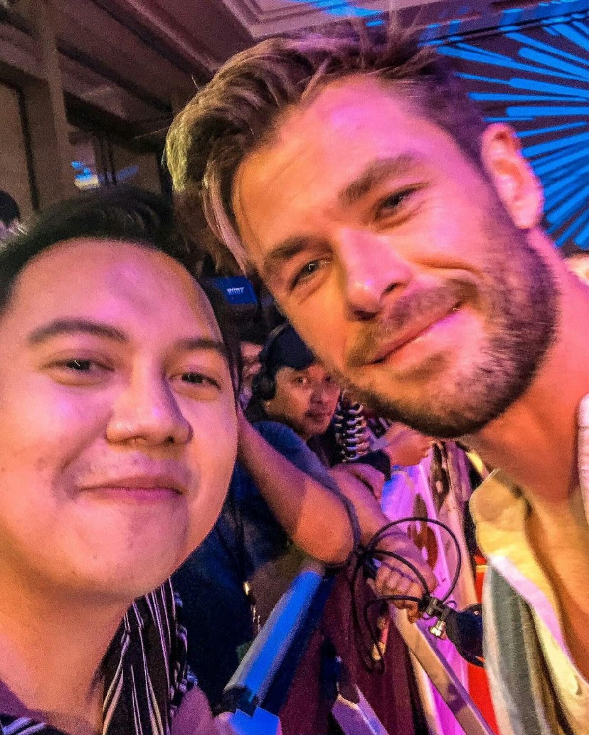 Chris Hemsworth nhiệt tình chụp ảnh với fan tại Bali, tự tin nói tiếng Indonesia Ảnh 10