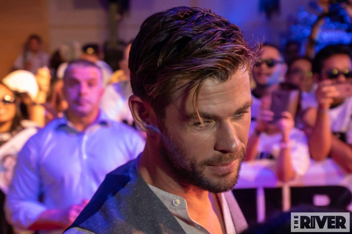 Chris Hemsworth nhiệt tình chụp ảnh với fan tại Bali, tự tin nói tiếng Indonesia Ảnh 3