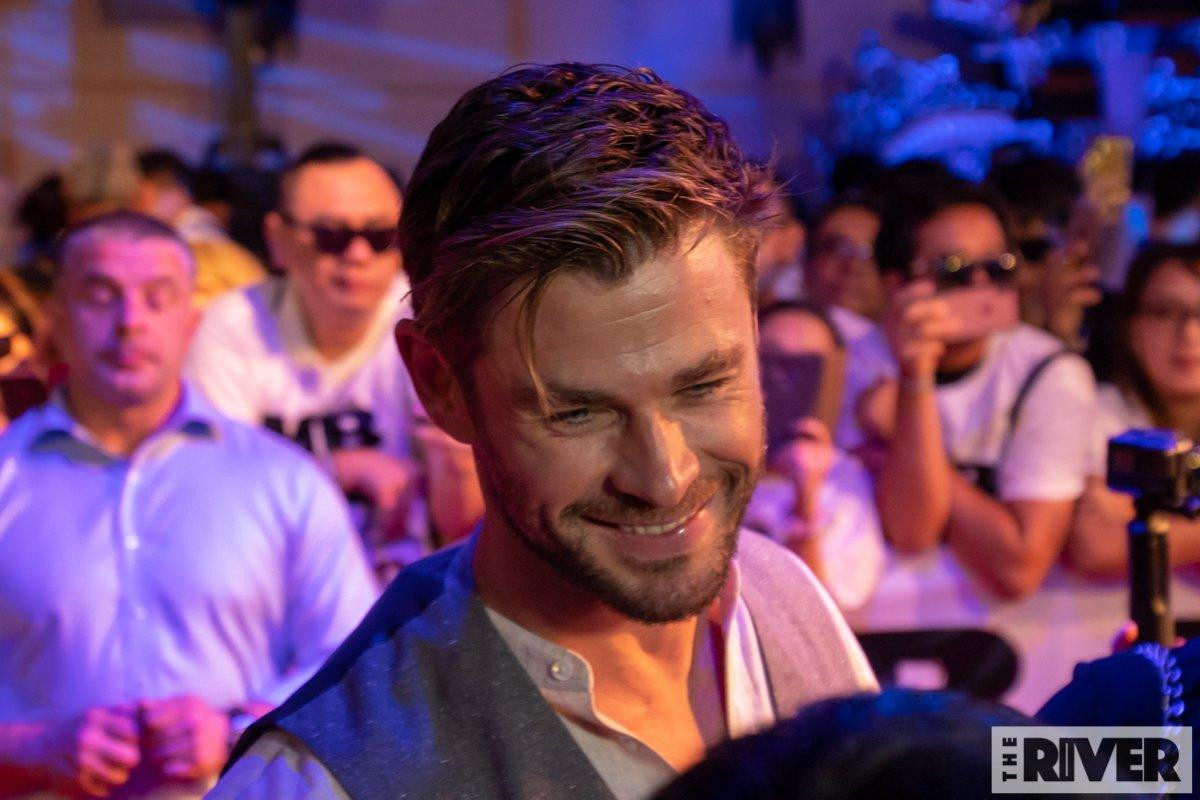 Chris Hemsworth nhiệt tình chụp ảnh với fan tại Bali, tự tin nói tiếng Indonesia Ảnh 7