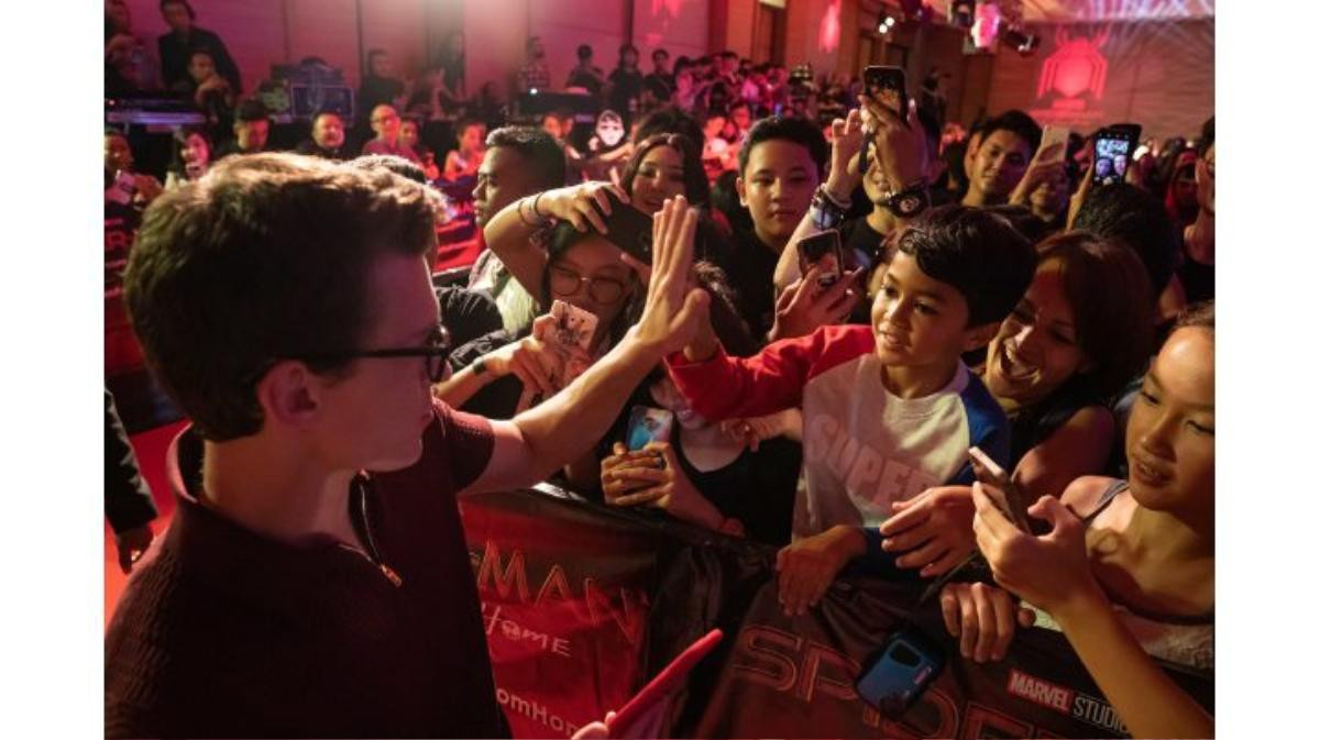 Cận cảnh nhan sắc Tom Holland tại fan-event ở Bali, biểu cảm siêu đáng yêu khi lỡ miệng spoil phỉm Ảnh 10