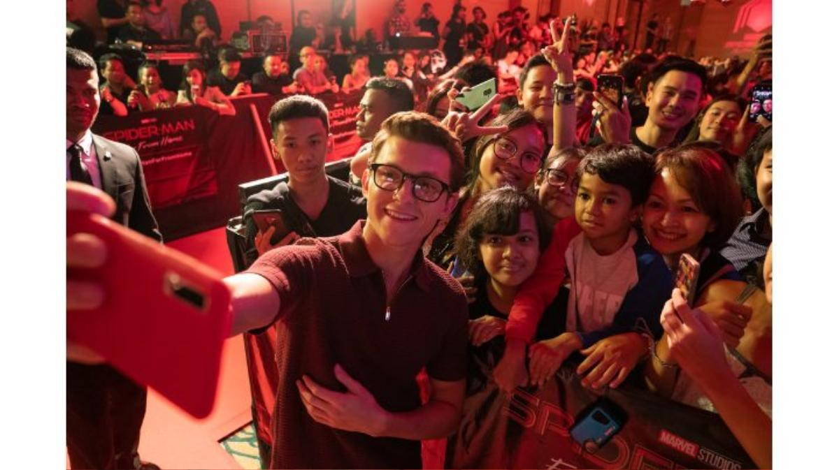 Cận cảnh nhan sắc Tom Holland tại fan-event ở Bali, biểu cảm siêu đáng yêu khi lỡ miệng spoil phỉm Ảnh 4