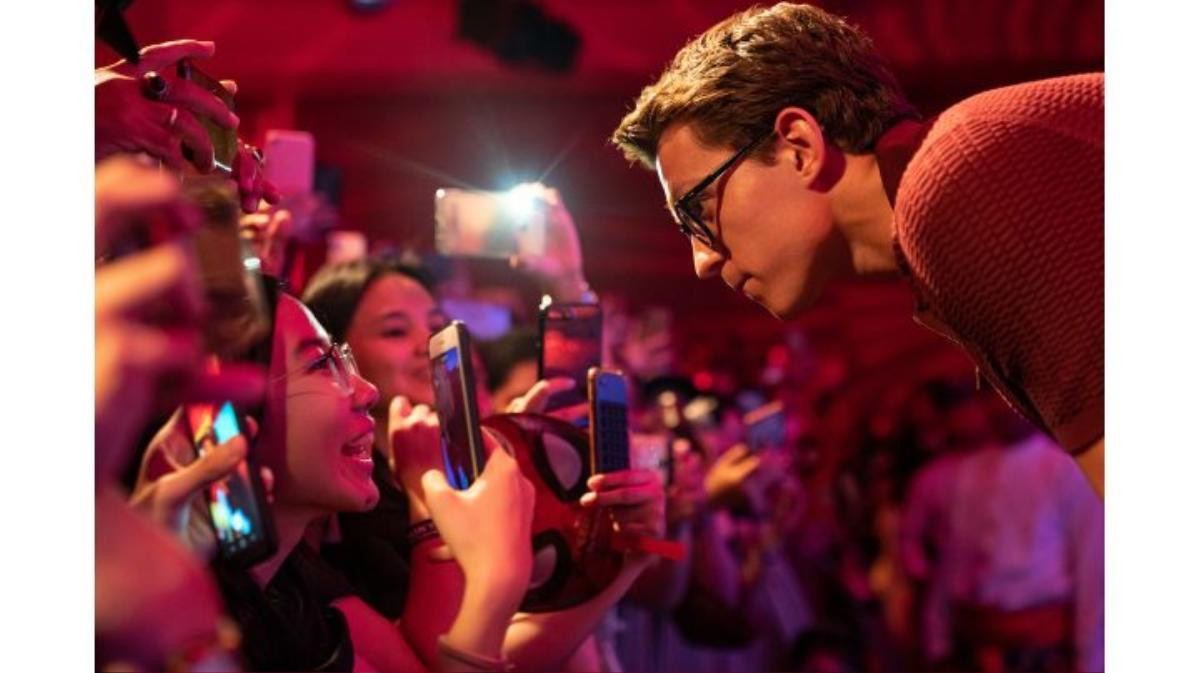 Cận cảnh nhan sắc Tom Holland tại fan-event ở Bali, biểu cảm siêu đáng yêu khi lỡ miệng spoil phỉm Ảnh 2