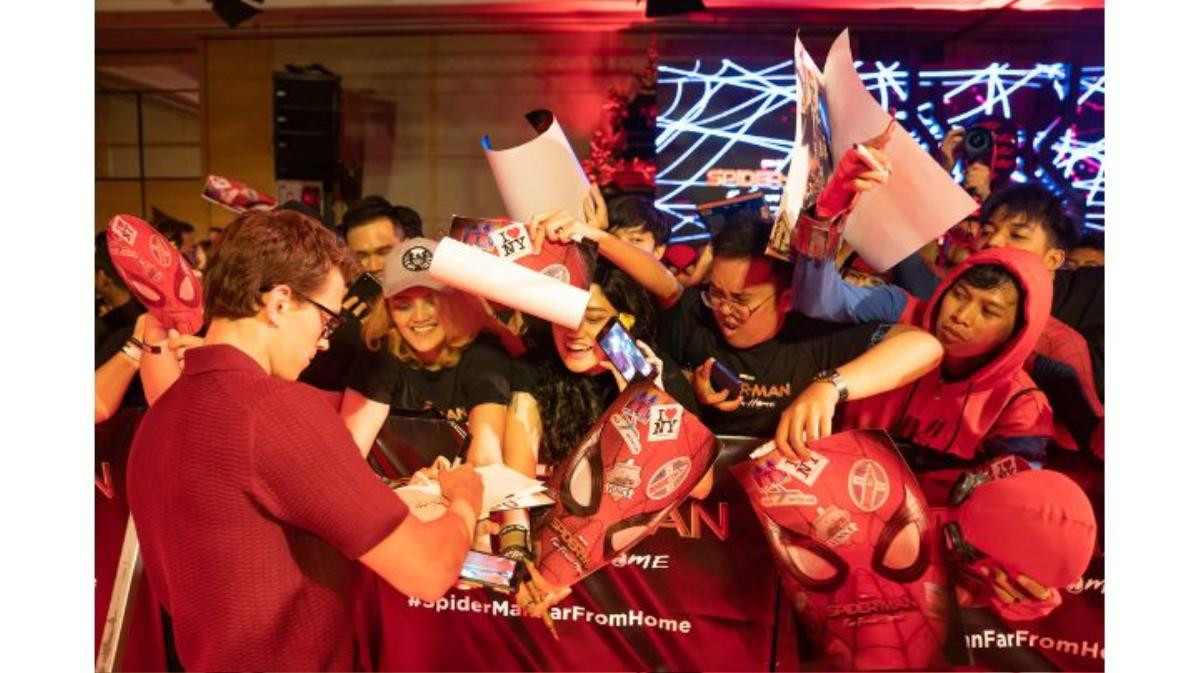 Cận cảnh nhan sắc Tom Holland tại fan-event ở Bali, biểu cảm siêu đáng yêu khi lỡ miệng spoil phỉm Ảnh 24