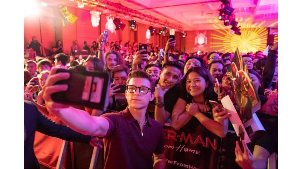 Cận cảnh nhan sắc Tom Holland tại fan-event ở Bali, biểu cảm siêu đáng yêu khi lỡ miệng spoil phỉm Ảnh 18