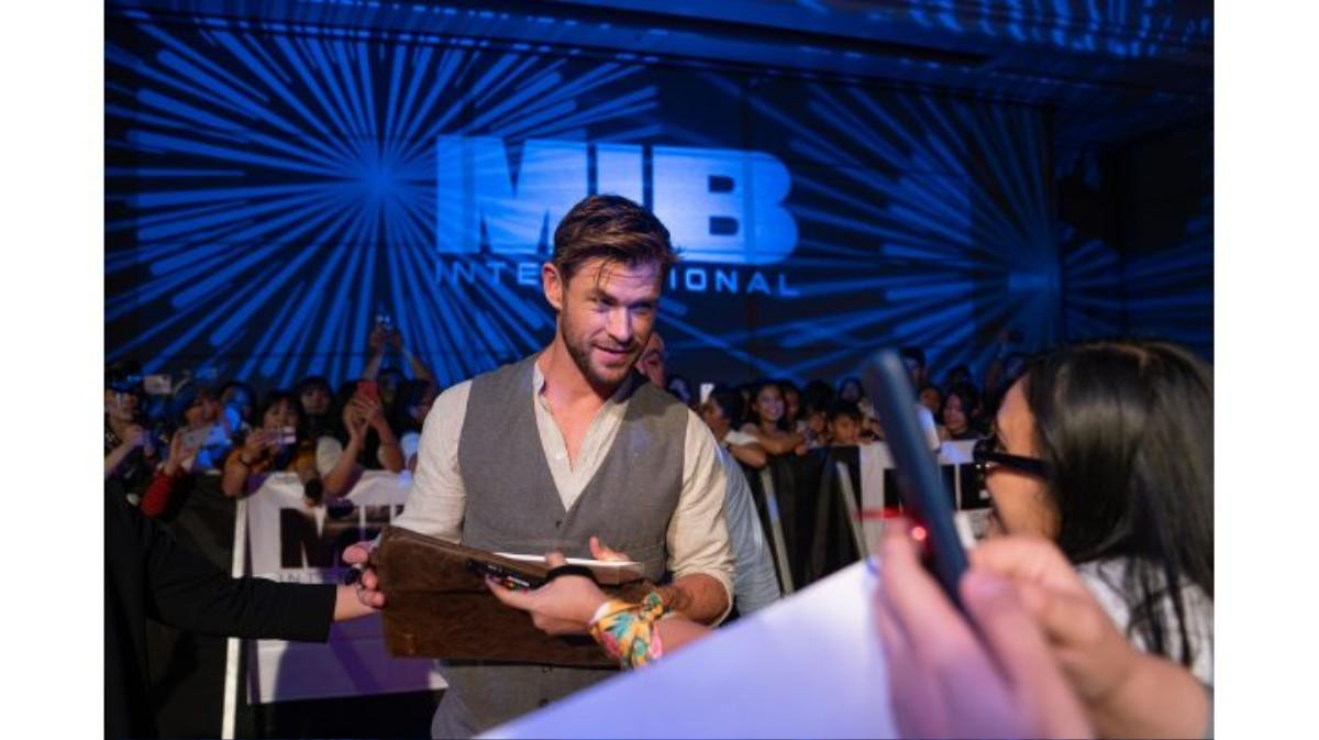 Chris Hemsworth nhiệt tình chụp ảnh với fan tại Bali, tự tin nói tiếng Indonesia Ảnh 4