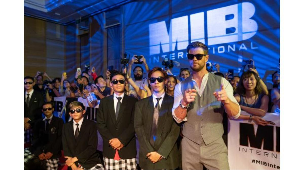 Chris Hemsworth nhiệt tình chụp ảnh với fan tại Bali, tự tin nói tiếng Indonesia Ảnh 12