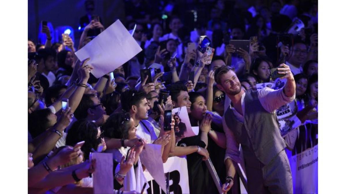 Chris Hemsworth nhiệt tình chụp ảnh với fan tại Bali, tự tin nói tiếng Indonesia Ảnh 28