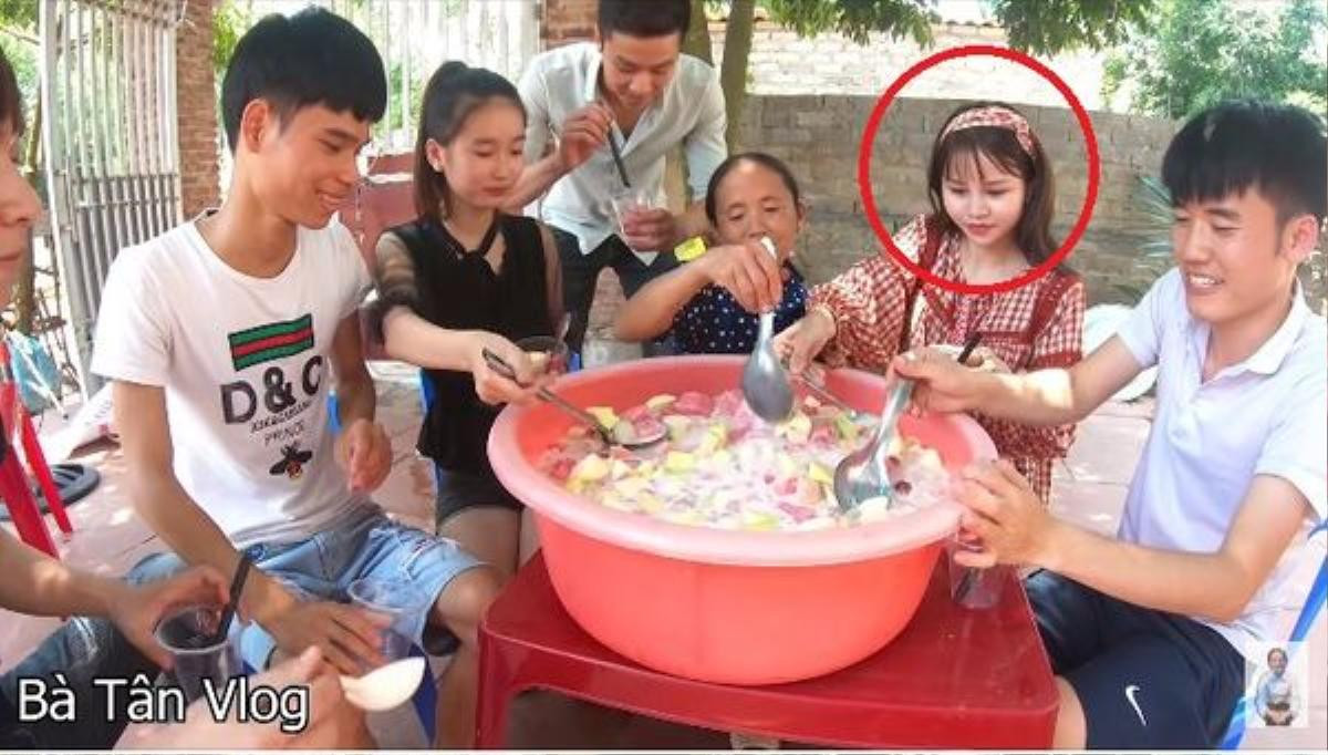 Gái xinh bị 'ném đá' trong các vlog của bà Tân hóa ra là hotgirl nổi tiếng của Bắc Giang, tiết lộ sự thật về thu nhập khi tham gia đóng vlog Ảnh 2