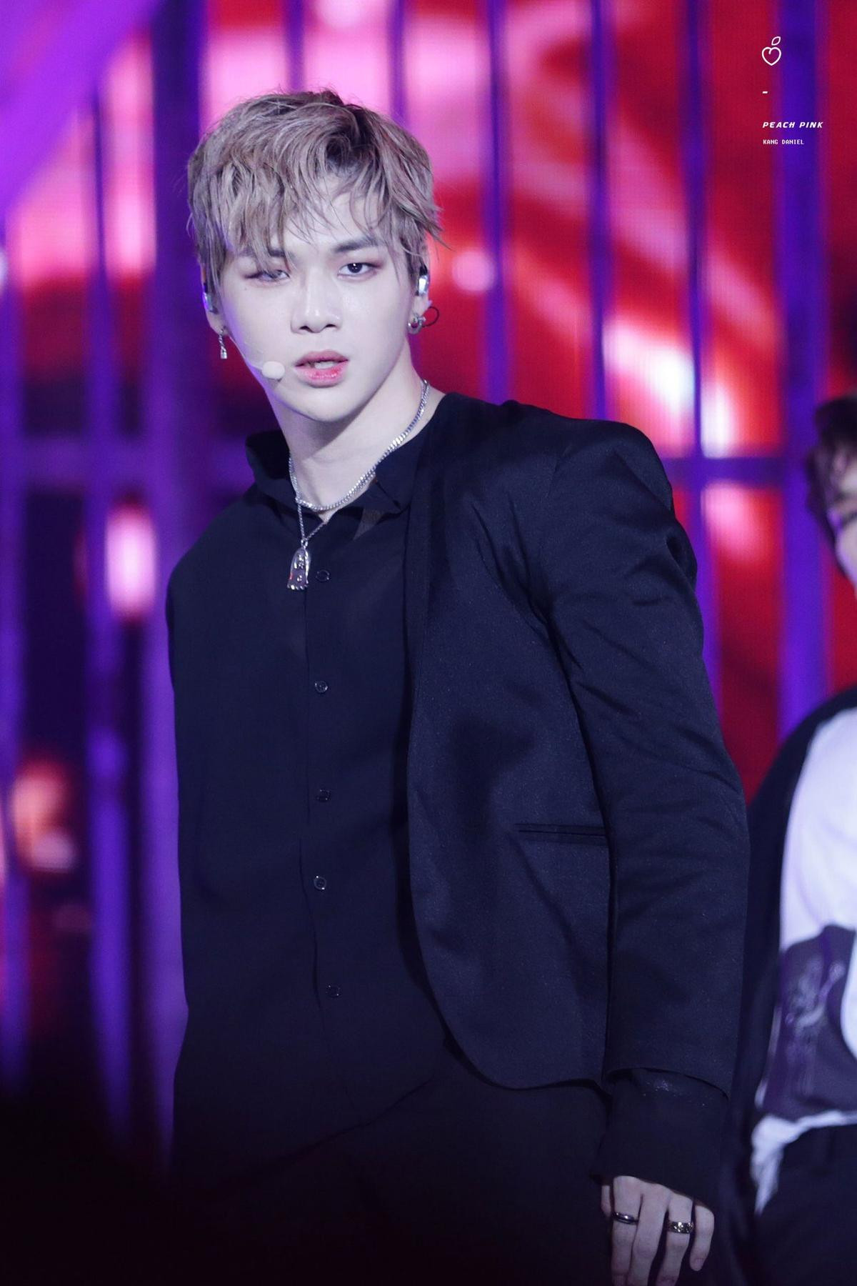 Màn vuốt đùi huyền thoại của Kang Daniel đã thay đổi hoàn toàn sự nghiệp của anh chàng.