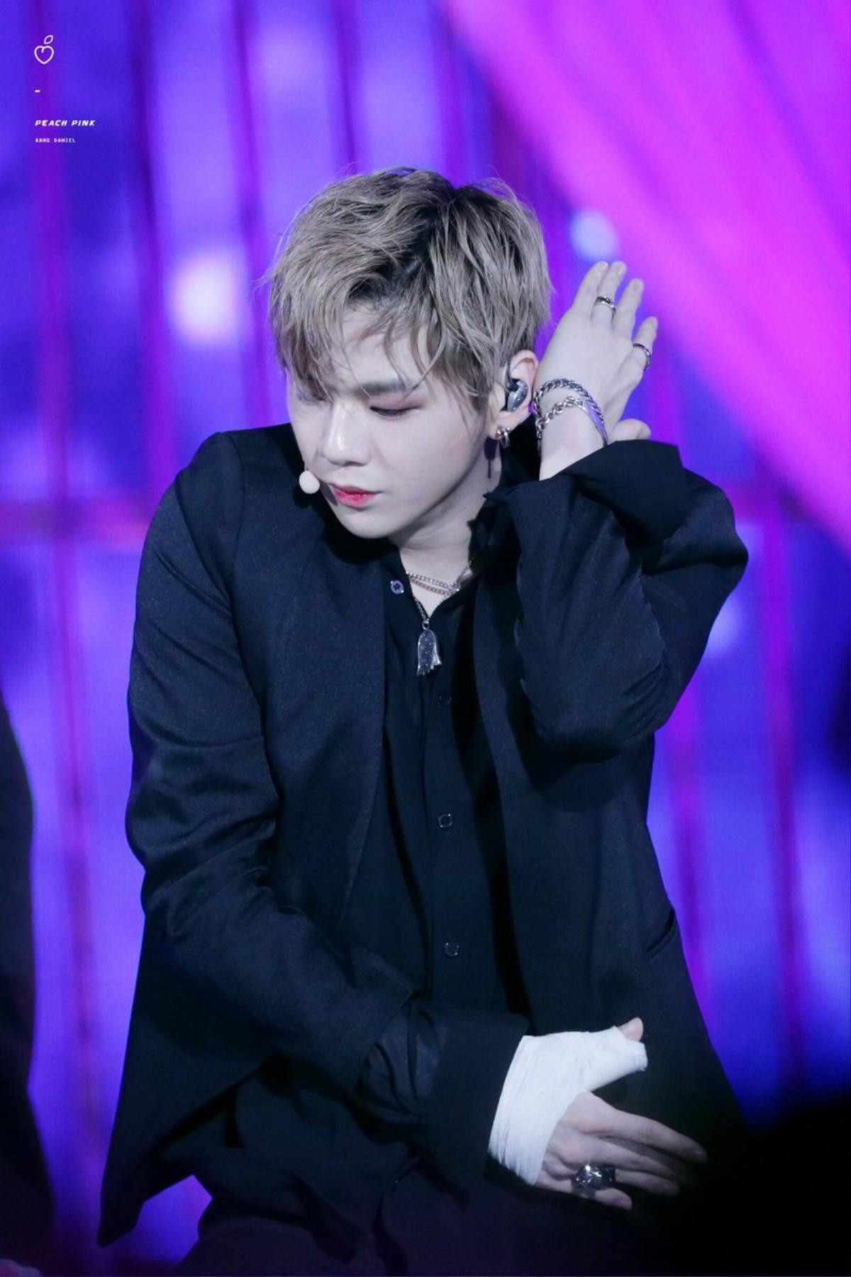 Hào quang đã ghé đến với Kang Daniel sau màn vuốt đùi ở PRODUCE X 101.