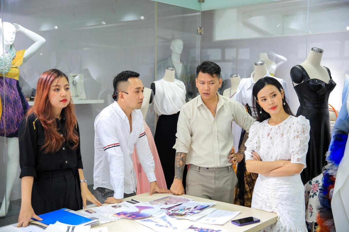 Dàn thí sinh 'HUTECH Designer 2019' lắng nghe mentor góp ý cho bộ sưu tập, gấp rút chuẩn bị cho đêm Chung kết Ảnh 3