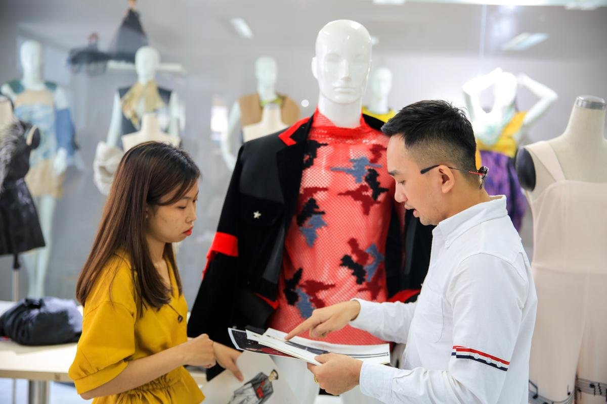 Dàn thí sinh 'HUTECH Designer 2019' lắng nghe mentor góp ý cho bộ sưu tập, gấp rút chuẩn bị cho đêm Chung kết Ảnh 5