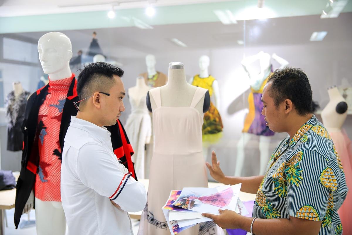 Dàn thí sinh 'HUTECH Designer 2019' lắng nghe mentor góp ý cho bộ sưu tập, gấp rút chuẩn bị cho đêm Chung kết Ảnh 6