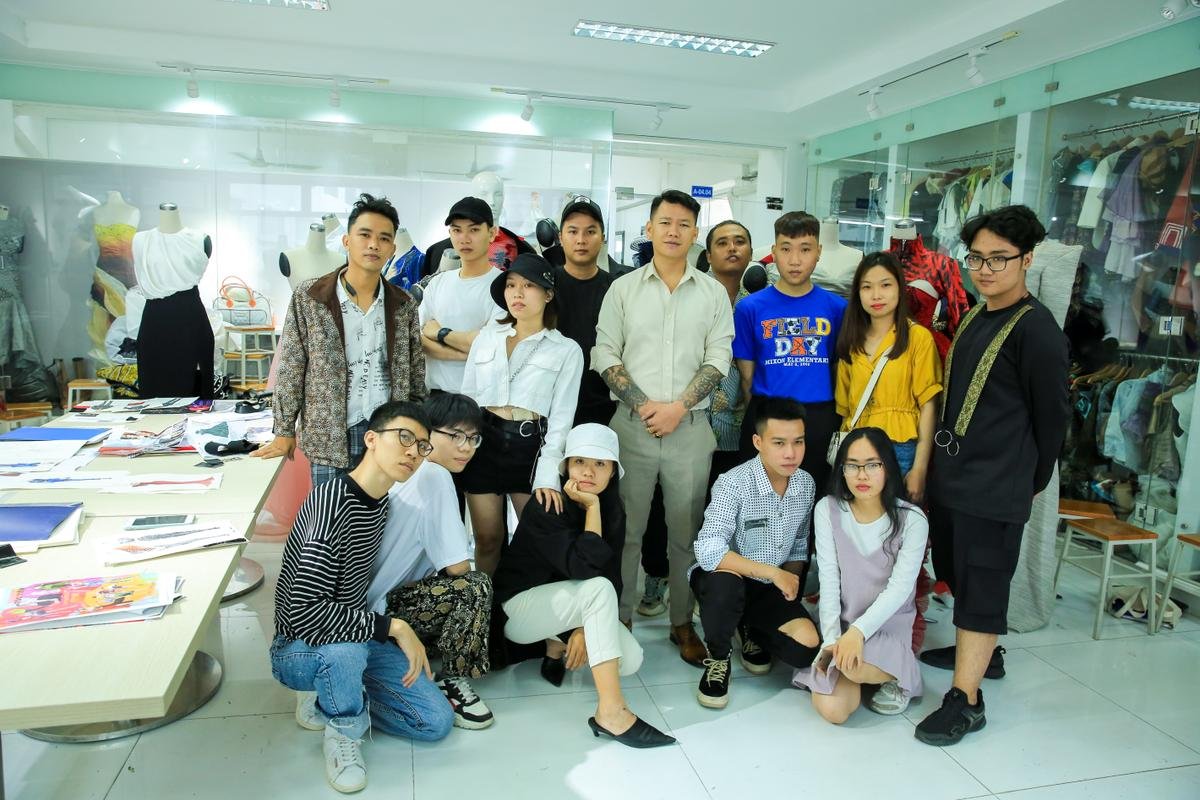 Dàn thí sinh 'HUTECH Designer 2019' lắng nghe mentor góp ý cho bộ sưu tập, gấp rút chuẩn bị cho đêm Chung kết Ảnh 7