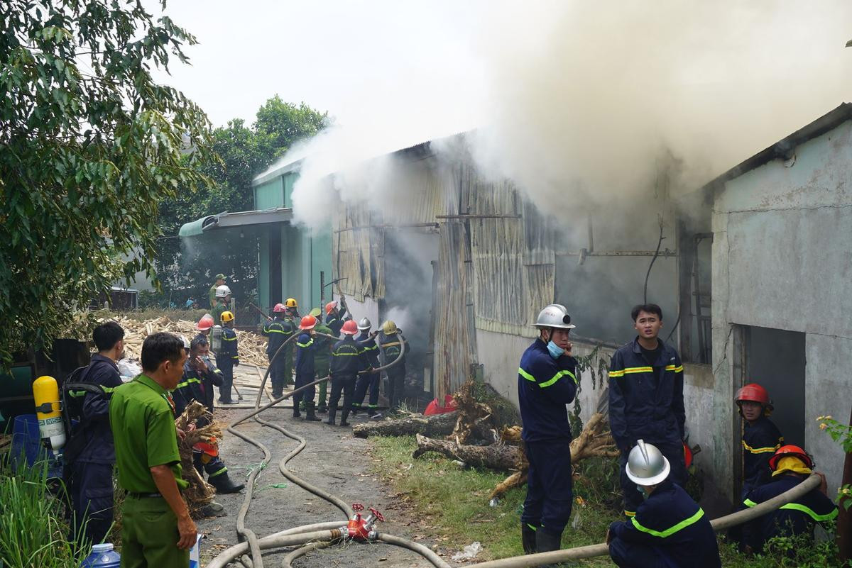 Xưởng sản xuất hương nhang ở Đà Nẵng bất ngờ bốc cháy ngùn ngụt, nhiều tài sản bị thiêu rụi Ảnh 3