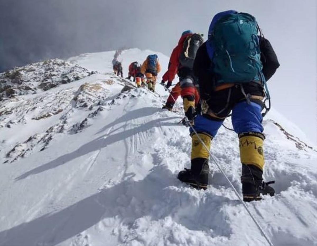 Cảnh tượng 'chết chóc, thảm sát và hỗn loạn' trên đường leo đỉnh Everest Ảnh 5