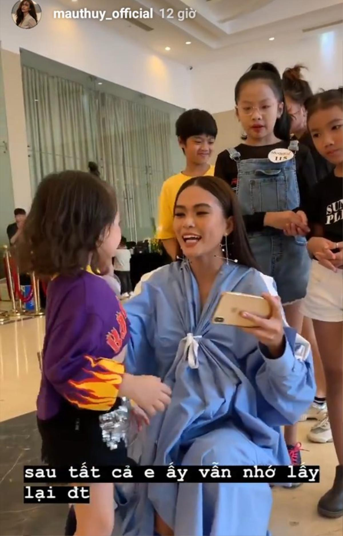 Trước những ồn ào về cuộc thi Miss Earth, Mâu Thủy vẫn xuất hiện rạng rỡ và thân thiện chụp hình cùng fan Ảnh 6