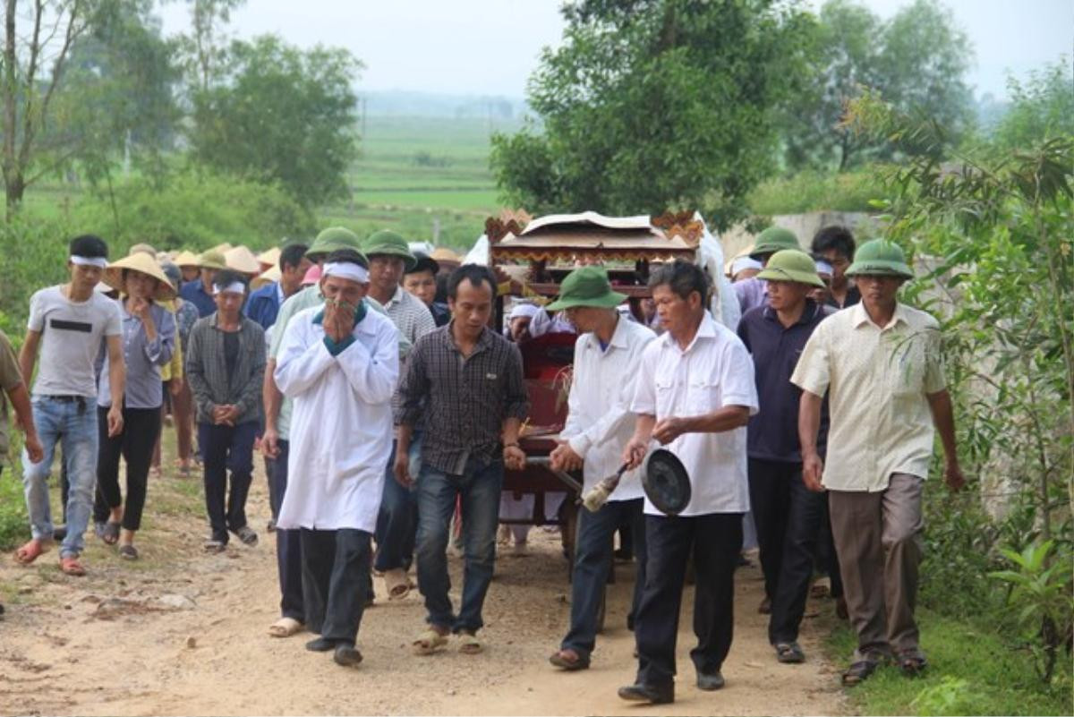 Tan thương phủ kín quê nghèo 5 học sinh tử vong do đuối nước: 'Hôm trước nó còn khoe được học sinh giỏi, vậy mà…' Ảnh 4