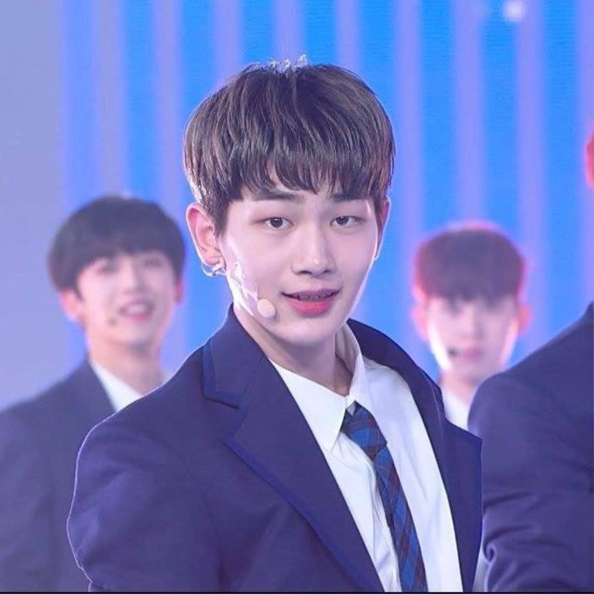 Thực tập sinh Produce X 101 trông như anh em sinh đôi với Onew Ảnh 4