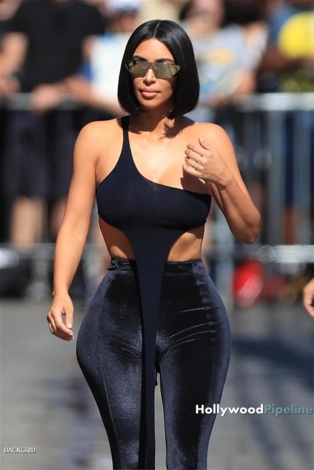 Kim Kardashian gây bất ngờ khi cắt phăng mái tóc dài triệu đô để đến với tóc ngắn hot trend Ảnh 7