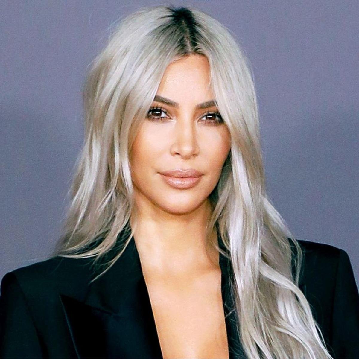 Kim Kardashian gây bất ngờ khi cắt phăng mái tóc dài triệu đô để đến với tóc ngắn hot trend Ảnh 2