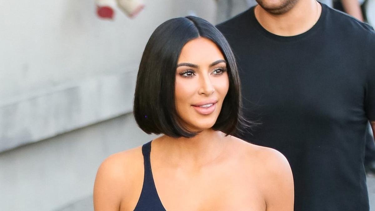 Kim Kardashian gây bất ngờ khi cắt phăng mái tóc dài triệu đô để đến với tóc ngắn hot trend Ảnh 9