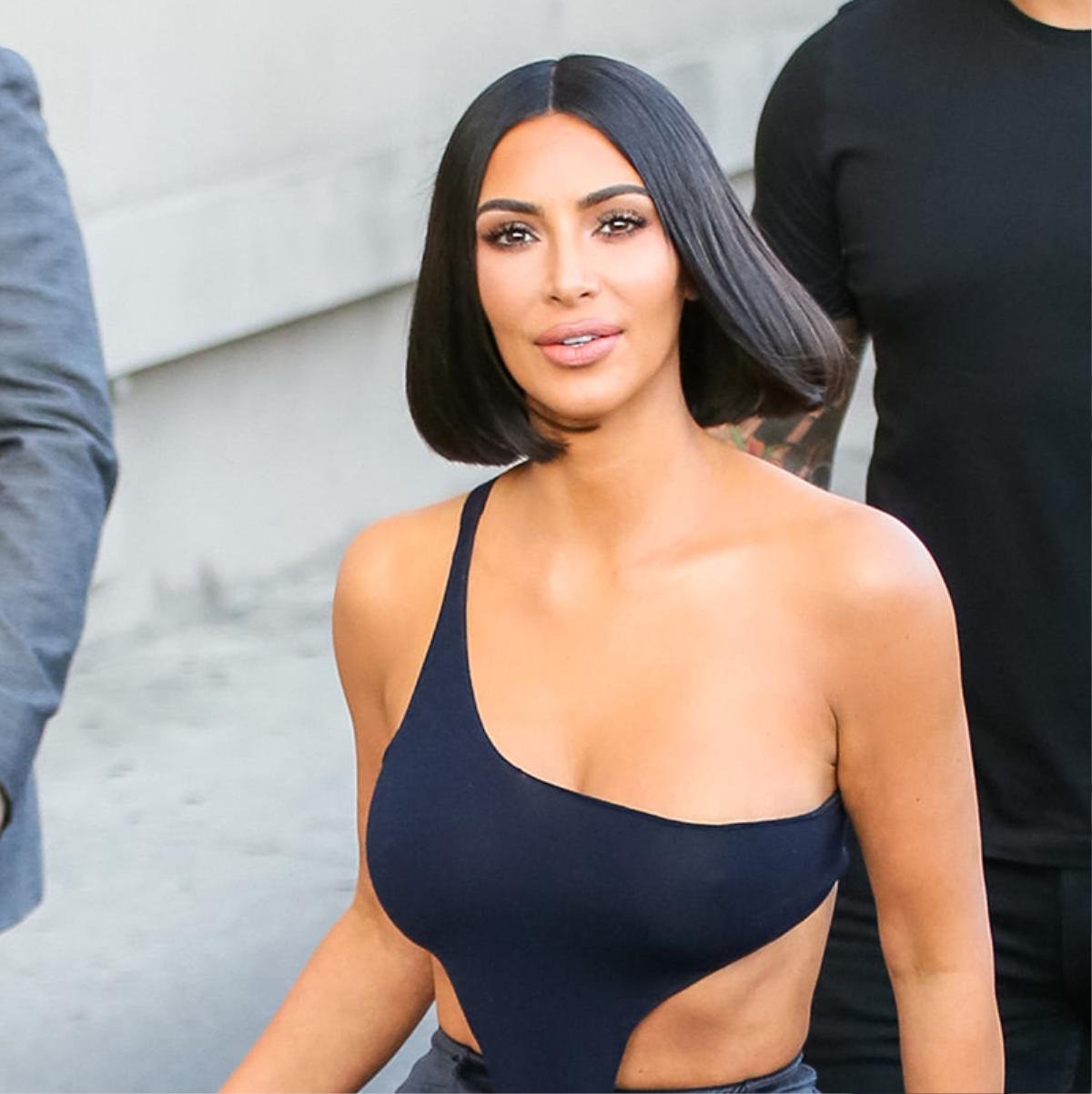 Kim Kardashian gây bất ngờ khi cắt phăng mái tóc dài triệu đô để đến với tóc ngắn hot trend Ảnh 6